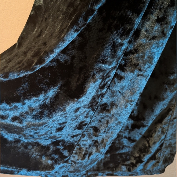 Elegant Green Velvet Dress - Picture 3 of 6